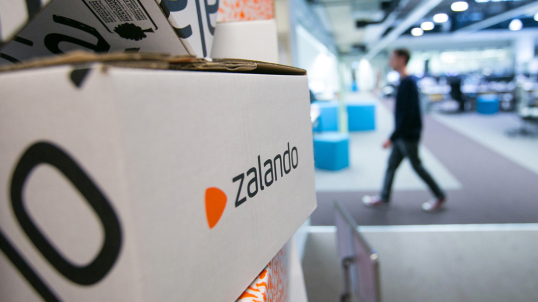 Упаковка брендовой одежды , аксессуаров, обуви и бижутерии Zalando